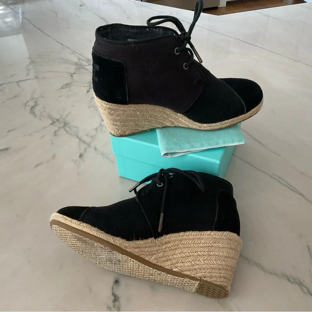 Toms Women’s Desert Wedge Black Burlap Suade Boot Sz. 5.5